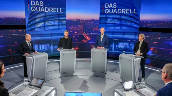 Bundeskanzler Olaf Scholz (v.l.), Robert Habeck, Friedrich Merz und Alice Weidel beim "Quadrell". Vorn die Moderatoren Pinar Atalay (l.) und Günther Jauch. - © Kay Nietfeld/dpa-Pool/dpa