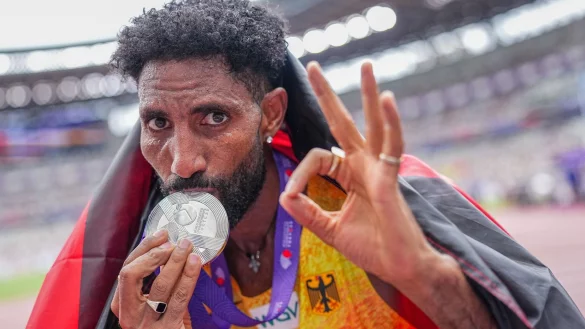 Amanal Petros mit der Silbermedaille im Olympiastadion. Seine sportliche Karriere begann er in Bielefeld. - © Michael Kappeler/dpa