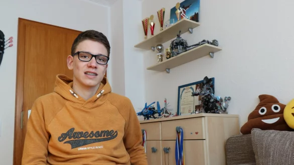 Max Pamp sitzt seit gut einem Jahr im Rollstuhl. In seinem Zimmer hat er noch Pokale und Andenken an seine Sportlerzeiten stehen. - &copy; Alexandra Schaller