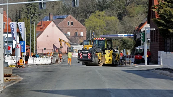 Die Baustelle auf der Salzufler Stra&szlig;e kommt gut voran. Bald soll der Verkehr wieder rollen. - &copy; FRANK-MICHAEL KIEL-STEINKAMP