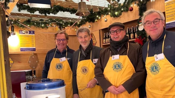 Beim Kirschglühwein-Verkauf auf der Andreasmesse herrschte bei den Lions Detmold-Residenz stets beste Stimmung. - © Lions Club Detmold-Residenz