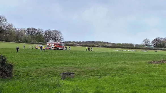 Rettungsdienst, Polizei und Feuerwehr eilten sofort an die Unfallstelle am &bdquo;Butterberg" in Horn-Bad Meinberg, konnten aber den 74-J&auml;hrigen nicht mehr retten. - &copy; Polizei