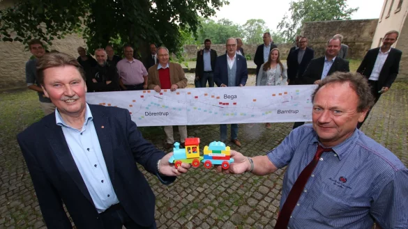 J&uuml;rgen Berghahn (SPD) und der Gesch&auml;ftsf&uuml;hrer der vbe, Sven Oehlmann (rechts), sowie Vertreter aus Verb&auml;nden, der Kommunen und Vereine schmieden eine Allianz f&uuml;r die Begatalbahn. - &copy; SPD