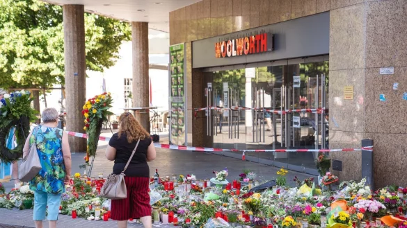 Trauerkerzen und Blumen - &copy; Foto: Nicolas Armer/dpa