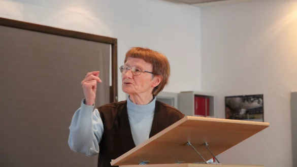 Engagierter Vortrag: Professorin Gisela Kittel sprang als Referentin ein und setzte zus&auml;tzlich zu dem Manuskript, das sie vortrug, eigene Akzente. - &copy; Marianne Schwarzer