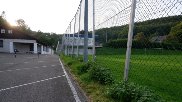 Derzeit ist das Gel&auml;nde rund um das La&szlig;brucher Freibad nicht sonderlich einladend. Aber das soll sich &auml;ndern. - &copy; Lorraine Brinkmann