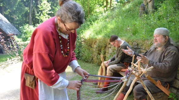 Lange her: Diese Darstellerin zeigt alte Webkunst. - &copy; Prignitz