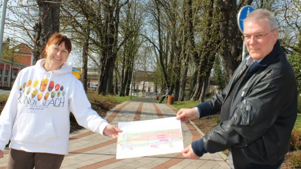 Margarete Wi&szlig;mann und Konrad Soppa mit einem alten Plan der historischen Kastanienallee, die heute noch f&uuml;r viele Lagenser eine gro&szlig;e Bedeutung hat. - &copy; Sandra Castrup