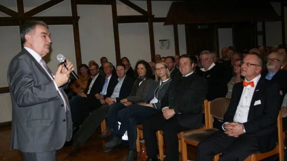 Herbert Reul spricht, Extertals CDU-Vorsitzender Maik Schlicht (rechts vorn) h&ouml;rt zu. - &copy; Sylvia Frevert