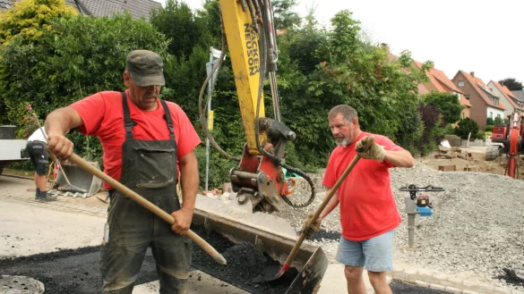 Die Stra&szlig;en- und Kanalsanierung an der Bergstra&szlig;e hat begonnen. Das Foto zeigt die Mitarbeiter der Extertaler Firma Pockrandt Erdbau, Helmut Luthe (links) und Werner Schlenkrich (rechts). - &copy; Sylvia Frevert