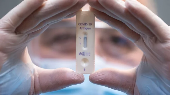 Schnelltest - &copy; Foto: Sebastian Kahnert/dpa