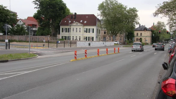 Der provisorische Parkplatz in der Baugrube am Hornschen Tor ist für Linksabbieger nicht zu erreichen. - © Jana Beckmann