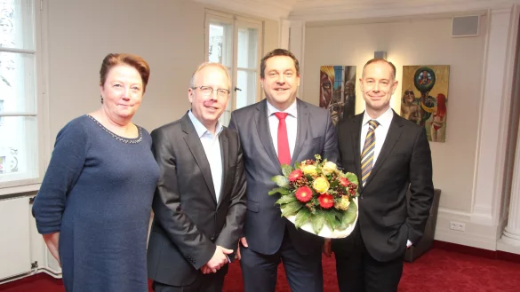 Blumen f&uuml;r den neuen Aufsichtsratschef: Dr. Axel Lehmann (Zweiter von rechts) mit Susanne Fl&ouml;ttmann, Kay Metzger und Stefan D&ouml;rr (von links). - &copy; Barbara Luetgebrune