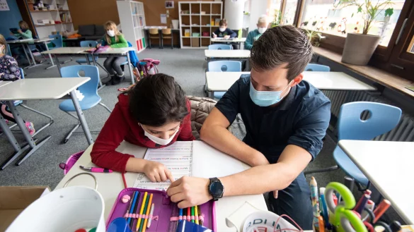 An der Baden-W&uuml;rttembergischen Liebenau-Schule versucht Lehrer Joschka Dusil, mit den Kindern und Jugendlichen den in der Homeschooling-Zeit verpassten Stoff aufzuholen. Auch in Lemgo gibt es entsprechende Programme. - &copy; Marijan Murat/dpa