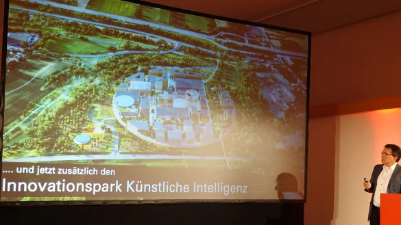 Da steht er und schaut: Prof. Jürgen Jasperneite und eine Luftaufnahme von Heilbronn. - © Axel Bürger