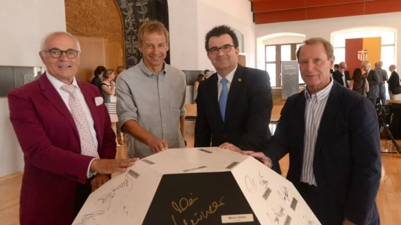 Fu&szlig;ball ist unser Leben: (v.l.) Heinz Liesen, J&uuml;rgen Klinsmann, Martin Hornberger und Berti Vogts im Historischen Rathaus. - &copy; Marc K&ouml;ppelmann
