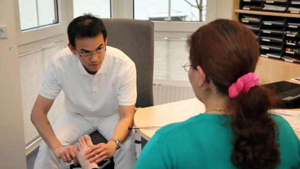 "Sp&uuml;ren Sie das?": Dr. Stanley Kirana &uuml;berpr&uuml;ft die Empfindlichkeit der Nerven in Hamdiye Cakars F&uuml;&szlig;en. - &copy; Bernhard Preuss