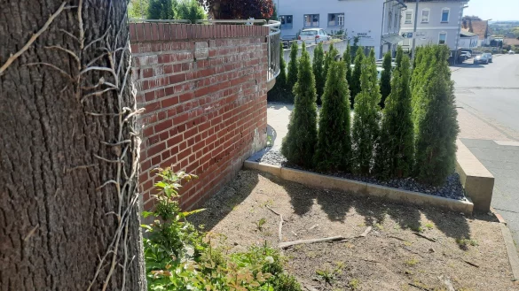 In diesem Bereich der Heutorstra&szlig;e/Rosenstra&szlig;e befand sich bis 1898 der j&uuml;dische Friedhof. Die Fl&auml;che vor der Mauer soll nun neu gestaltet werden. - &copy; Michaela Wei&szlig;e(LZ)