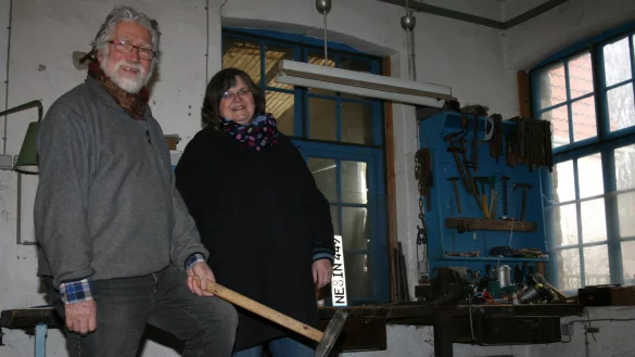 Schmieden Pl&auml;ne: Pastorin Nicole Bernardy und Helmut Behnisch schwebt ein sozialer Treffpunkt zum Austausch handwerklicher F&auml;higkeiten vor. - &copy; Castrup