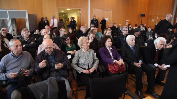 In der ersten Reihe (von links): Isaiah Tadmon, der seinen Freund, den Zeugen Mordechai Eldar begleitet, Zeugin Irene Weiss mit ihrer Tochter Lesley, Zeuge Max Eisen und Zeuge William Glied.  - © Bernhard Preuß