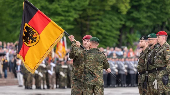 Alfons Mais, Generalinspekteur des Heeres übergibt die Truppenfahne an Christoph Huber, Kommandeur der Panzerbrigade 45, beim Aufstellungsappell der Panzerbrigade 45. Die Panzerbrigade 45 der Bundeswehr ist dauerhaft in Litauen stationiert und soll die Ostflanke der NATO unterstützen. (zu dpa: «Merz: Jeden Zentimeter des Nato-Territoriums verteidigen») - © Michael Kappeler/dpa