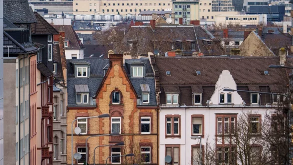 Die Grundsteuer machte in NRW in den vergangenen zwei Jahren immer wieder Schlagzeilen. Jetzt kommen die Folgen bei den B&uuml;rgern an. - &copy; Andreas Arnold/dpa