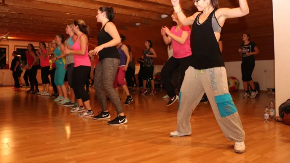 Action und Tanz: SooMee Sikoll macht seit drei Jahren Zumba und ist mittlerweile auch selbst Trainerin. Hier lässt sie ihren Dampf im Kurs von Kollegin Stefanie Kettern ab. - © Janet König