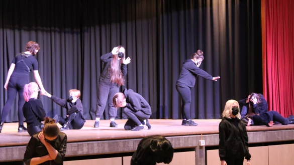 Ganz in Schwarz gekleidet &uuml;bernehmen die Sch&uuml;ler der zehnten Jahrgangsstufe die B&uuml;hne. Sie zitieren lautstark &Uuml;berlebende des Holocaust, w&auml;hrend sie durch ihre Gesten tiefste Betroffenheit zeigten. - &copy; Philipp Kersten