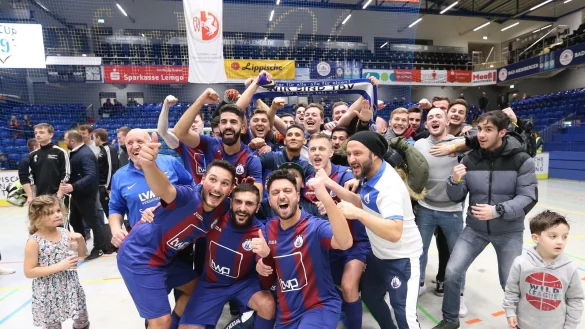 2019: Vor der Rekordkulisse von 3800 Zuschauer setzt sich der TBV Lemgo im Endspiel nach einem Krimi durch. 4:4 hie&szlig; es nach regul&auml;rer Spielzeit, erst nach zw&ouml;lf Neunmetern nach dem Spiel (weitere zwei gab es w&auml;hrend der Begegnung) war der TSV Horn geschlagen. Als besten Spieler des Turniers zeichnete die LZ Zalem &Ouml;zmen vom TBV aus. Wer wird in diesem Jahr auf Platz 1 stehen? - &copy; Archivfoto: Paul Cohen