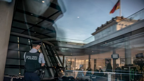 Polizei im Bundestag - &copy; Foto: Michael Kappeler/dpa