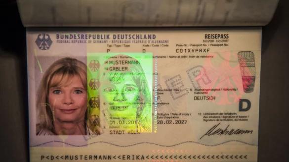 Deutscher Reisepass - &copy; Foto: Michael Kappeler/dpa
