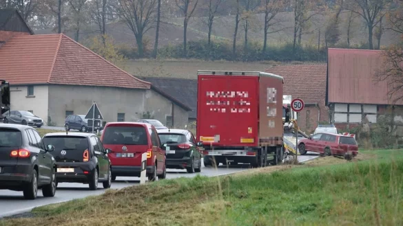 Eine Frau ist zwischen Hohenhausen und Bavenhausen von der Fahrbahn abgekommen. - &copy; Axel B&uuml;rger