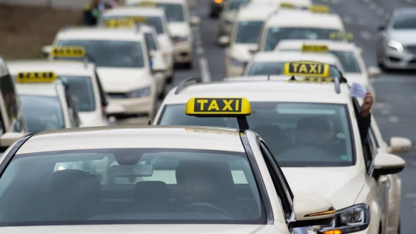 Protestierende Taxi-Fahrer - &copy; Foto: Swen Pf&ouml;rtner/Archiv