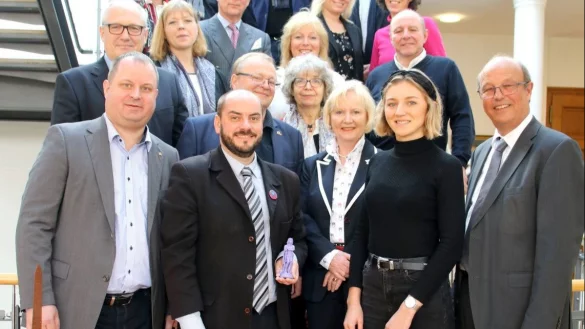 Treff im Rathaus: B&uuml;rgermeister Rainer Heller(rechts), Generalkonsulin Dr. Olivia Berkeley-Christmann (2. Reihe, 2. von links) mit den franz&ouml;sischen G&auml;sten und Partnern wie Arne Brand (links) vom Landesverband Lippe. - &copy; Stadt Detmold