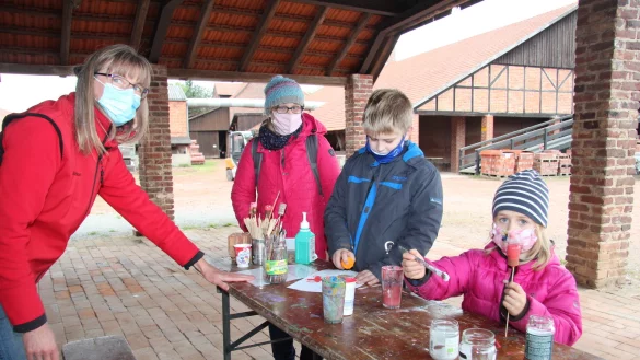 Annike M&uuml;ller (rechts) bastelt mit ihrem Kindern Elias und Ricarda Kastanienm&auml;nnchen und Pilzk&ouml;pfe aus Korken. Museumsp&auml;dagogin Astrid Weise hilft. - &copy; Cordula Gr&ouml;ne