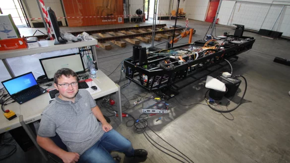 Martin Griese in der Monocab-Entwicklungshalle in Humfeld. Rechts im Hintergrund steht der "Demonstrator" namens Hermann. - &copy; Jens Rademacher