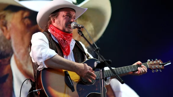 Andreas Cisek von der Band "Truck Stop" vor einer Projektion mit Cisco Berndt. - © Achim Raschka/wikipedia