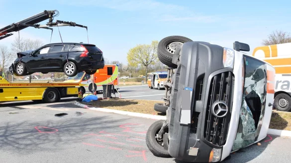 Nach dem Unfall in unmittelbarer Nähe des Kreisverkehrs mussten beide Fahrzeuge abgeschleppt werden. - © Jörn Fries