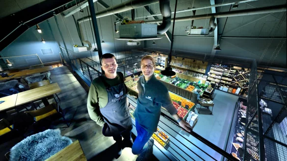 Die Geschwister Sarah K&ouml;nighaus (32) und Maik Ebbesmeier (43) betreiben den "Essbahnhof" im Kreis G&uuml;tersloh gemeinsam mit Bruder Dennis Ebbesmeier (40). - &copy; Andreas Fr&uuml;cht