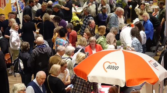 Zahlreiche Besucher haben sich in der Stadthalle Detmold zum Thema Ehrenamt informiert. - © Axel Bürger