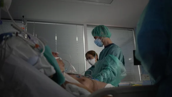 Intensivstation - &copy; Foto: David Zorrakino/EUROPA PRESS/dpa