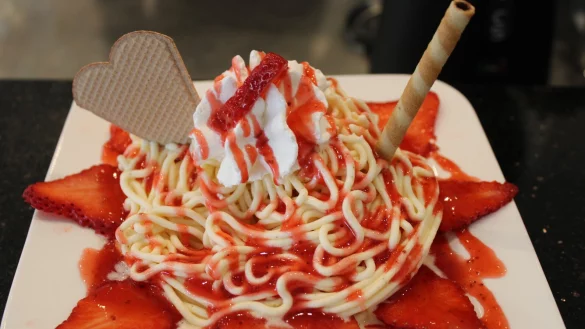 Spaghetti-Eis ist in allen Eisdielen sehr beliebt. - © Nina Schroeder
