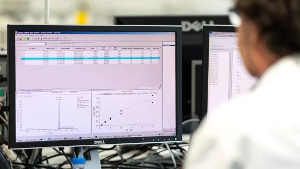 Vor dem Bildschirm - &copy; Foto: Guido Kirchner