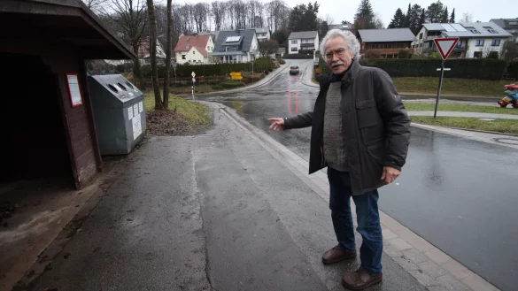 Der Verkehr an der Buswendeschleife in Talle macht Thomas Laleicke Sorgen, insbesondere die Situation an der Schulbushaltestelle (links). - © Jens Rademacher