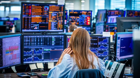 Der Zollkrieg des US-Präsidenten Donald Trump sorgt für Schwankungen an den Börsen und macht Anlegern das Leben schwer. - © Ole Berg-Rusten/NTB Scanpix/dpa