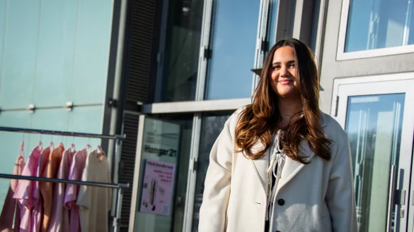 Modemanagement-Studentin Sanja Miladinovic organisiert zum zweiten Mal den "M&auml;dchenkram"-Flohmarkt im Hangar 21. Mehr als 70 H&auml;ndler haben sich daf&uuml;r bereits angemeldet. - &copy; Raphael Bartling