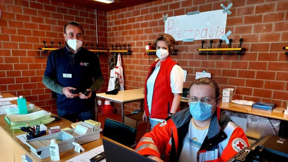 Einrichtungsleiter Karim Suleimann (von links), Anna Wiebe und Leon Haimann im Herzst&uuml;ck der Unterkunft. Hier im Foyer werden die Menschen registriert, die ankommen. - &copy; Janet K&ouml;nig