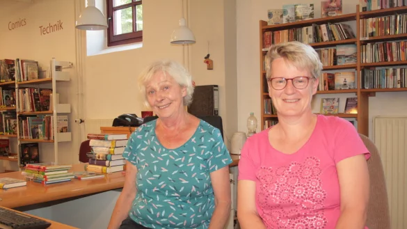 Erhalten nach R&uuml;ckkehr zu den alten &Ouml;ffnungszeiten der Stadtb&uuml;cherei Barntrup Unterst&uuml;tzung von Ehrenamtlichen: die Mitarbeiterinnen Gudrun Tiedt (links) und Katrin H&uuml;tte. - &copy; Sylvia Frevert