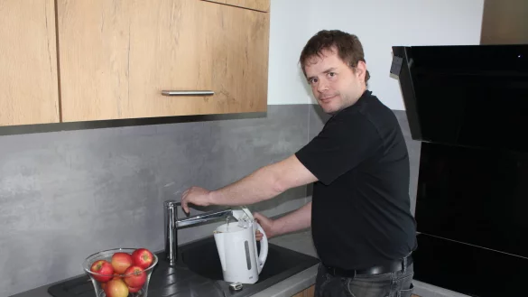 Auf dass Wasser flie&szlig;e: Kalk aus dem Trinkwasser lagert sich h&auml;ufig im Wasserkocher ab. Das merkt auch Oliver Neese und w&uuml;nscht sich, dass der Kalkgehalt nicht weiter steigt. - &copy; Susanne Grimm