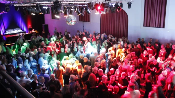 Bereits nach einer Stunde wurde es eng auf der Tanzfläche. Während DJ Udo für den richtigen Mix aus Rock, Pop und Wave Musik sorgte, wurde hier bei ausgelassener Stimmung getanzt, geschwoft und in Erinnerungen geschwelgt. - © Juliana Szabo